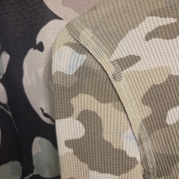 Aerie Beige and Cream Camo Thermal Top - Picture 5 of 5